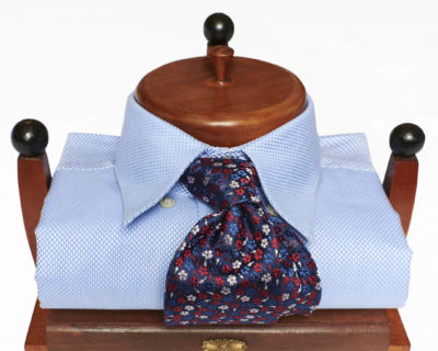 Camicia  tessuto armaturato azzurro con collo con bottoncini nascosti